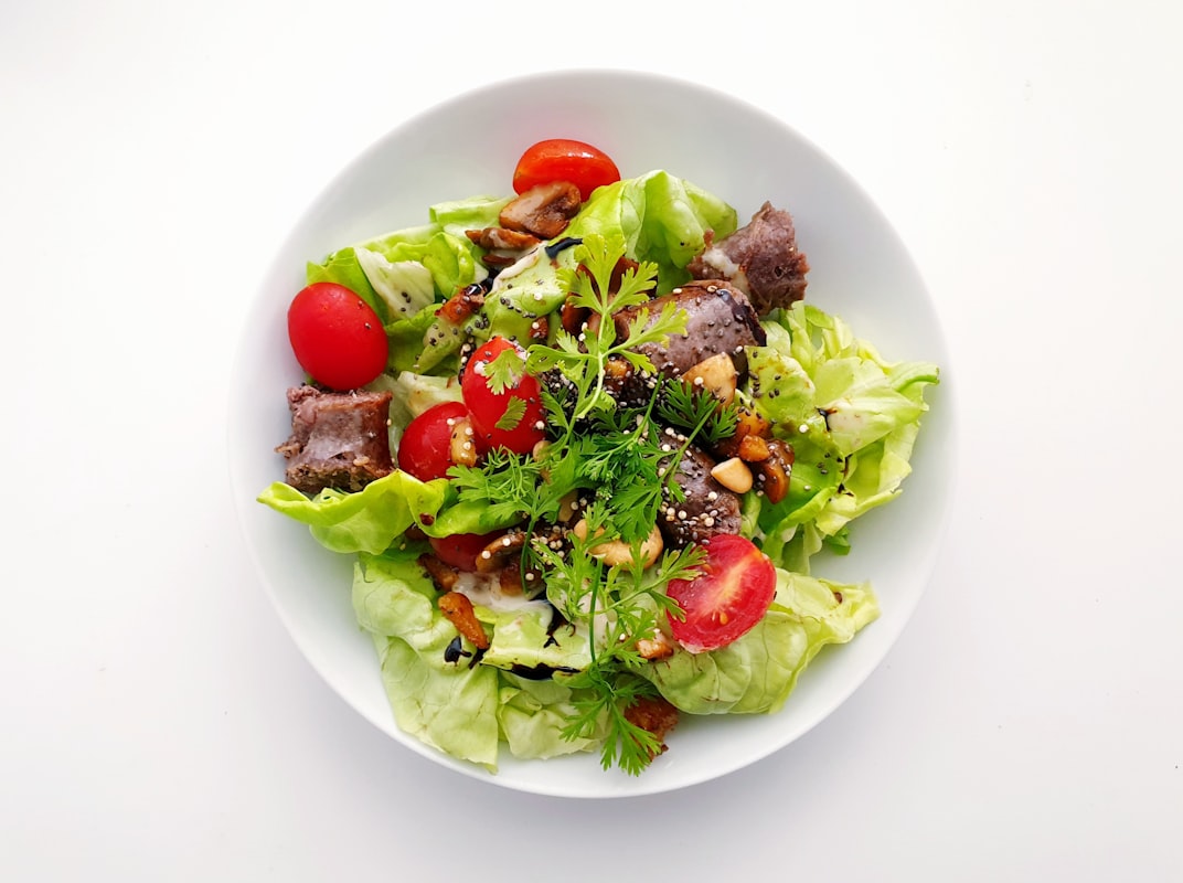Balanced plate with proteins and vegetables